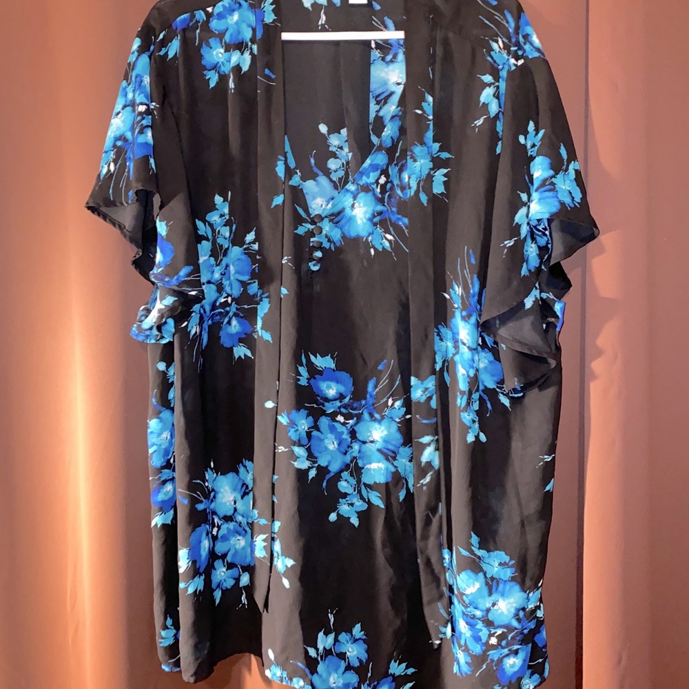 Torrid 5 Black and blue floral blouse